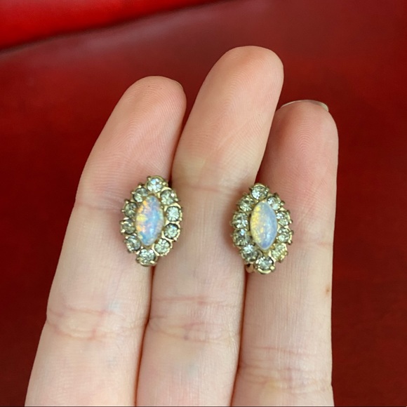 Vintage Vargas Rhinestone & Opal screw back earrings Gold Tone Prong Set Stones - Picture 1 of 7